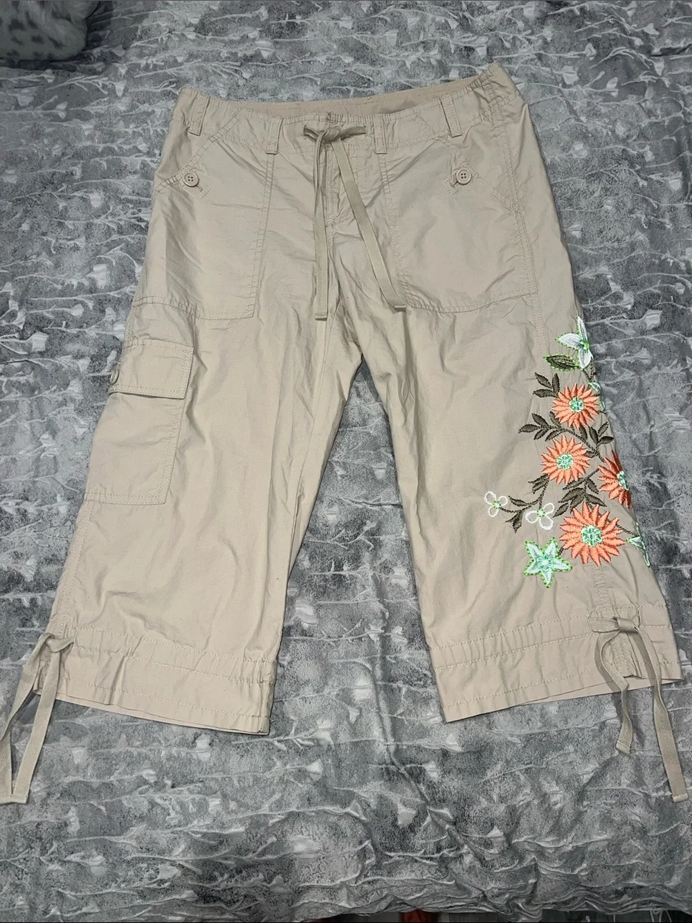 GAP Beige Cargo Capris with Coral and Mint Floral Embroidery, size 6
